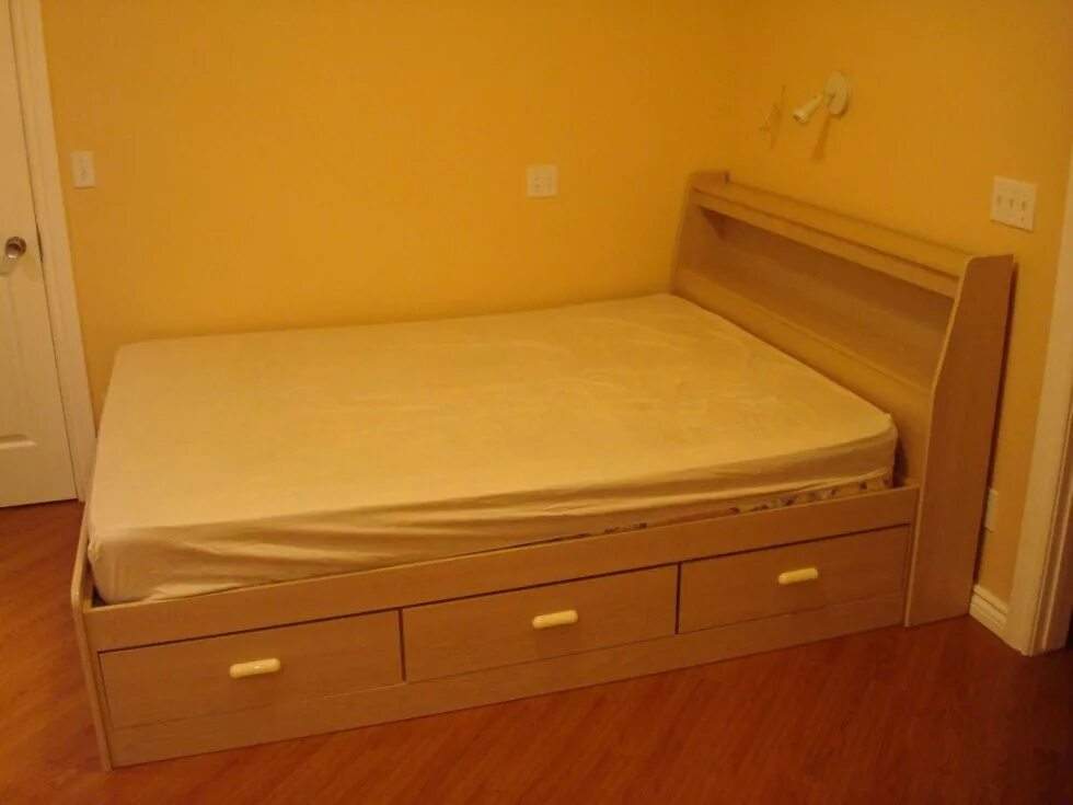 Какая кровать полуторка. Кровать полуторка Bed 1,4 Vega. Кровать полуторка 1996. Полуторная кровать с ящиками. Кровать полуторка для подростка мальчика.
