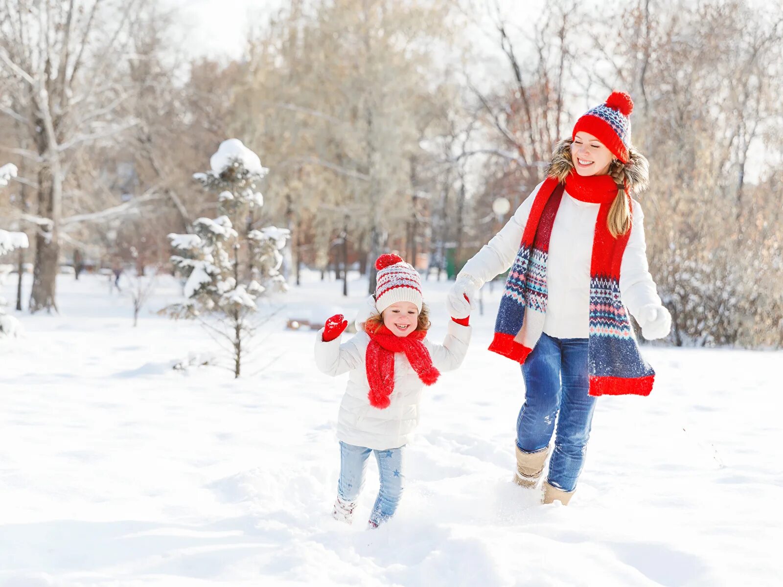 Гуляем новый год. Дети зимой. Счастливые дети зимой. Зимняя прогулка. Прогулка в зимнем лесу.