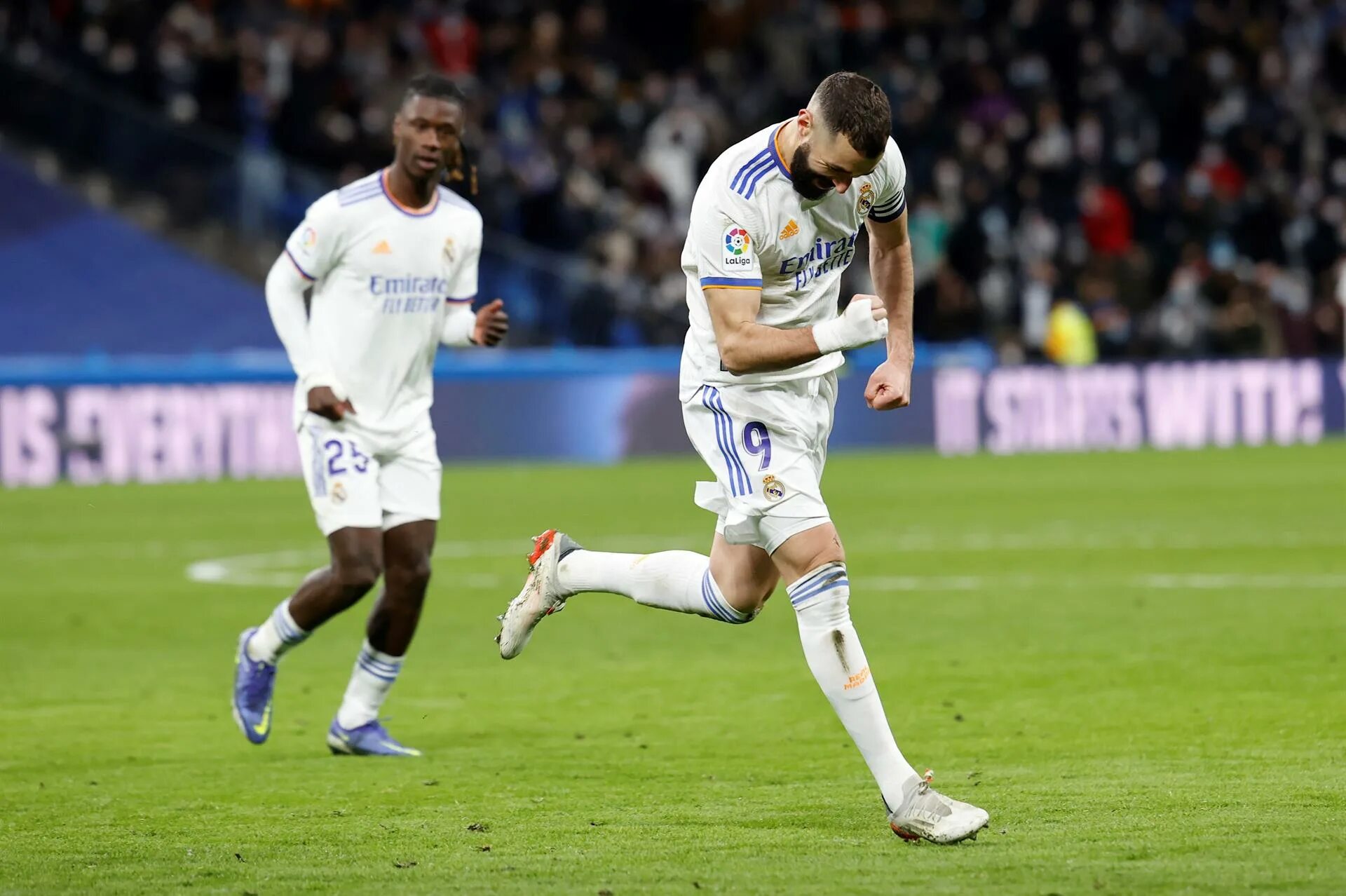 Valencia real madrid прямая трансляция. Реал Мадрид Бензема Винисиус. Винисиус Джуниор Реал Мадрид Валенсия. Реал Валенсия Бензема. Бензема и Винисиус.