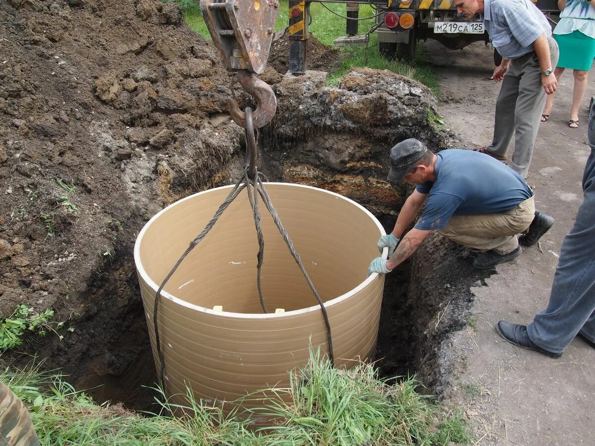 Пнд труба для скважины. Установка пластиковых скважин. Кессон тритон. Монтаж полиэтиленовых колодцев. Установка пластиковых скважин.