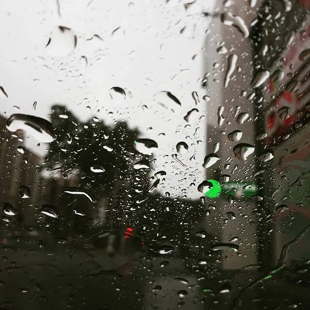 дождь прошел круг. посреди дождя. дождь прошел круг. дождь прошёл. лужа воды.