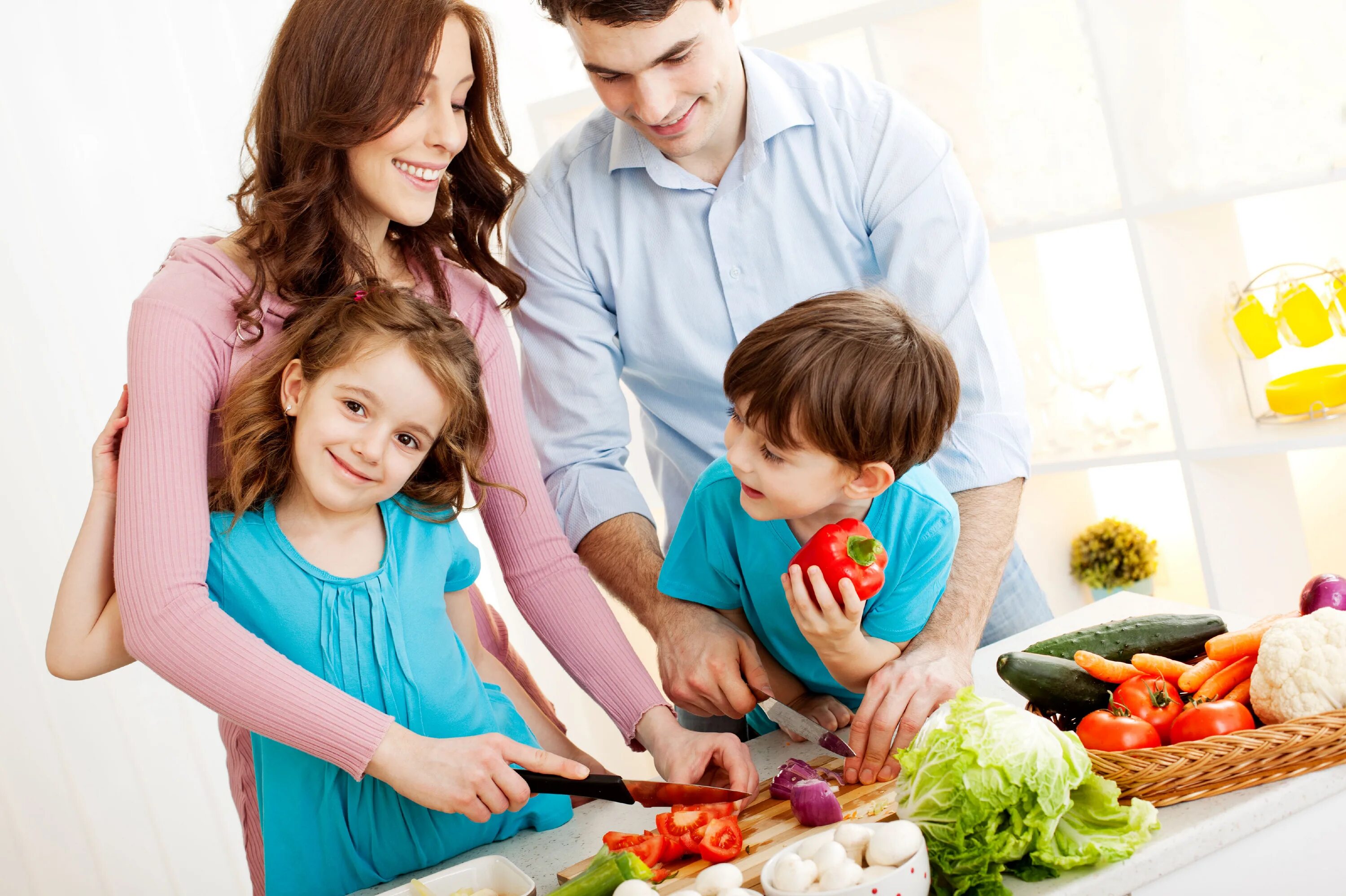 Vegetable family. Здоровое питание в семье. Здоровые дети и родители. Здоровые дети счастливая семья. Семейный образ жизни.