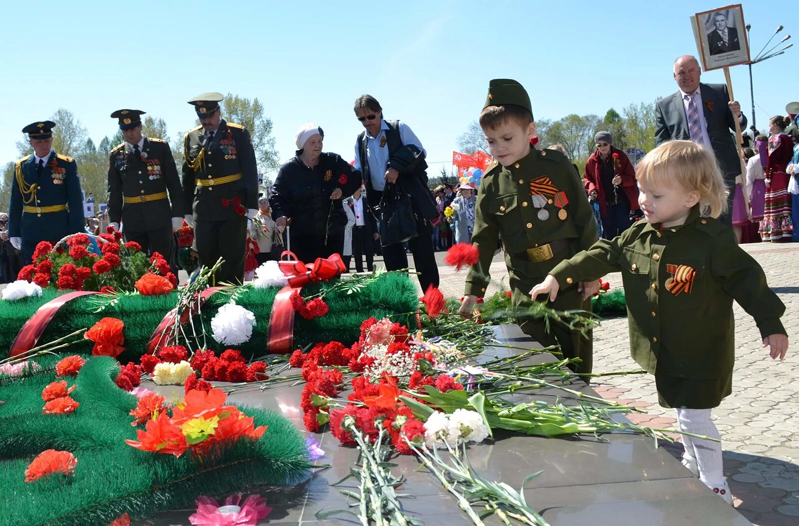 Цвета дня победы. 9 Мая день Победы возложение цветов. Возложение цветов к Вечному огню. Возложение цветов к Вечному огню на 9 мая. Возложение цветов к Вечному огню детьми.