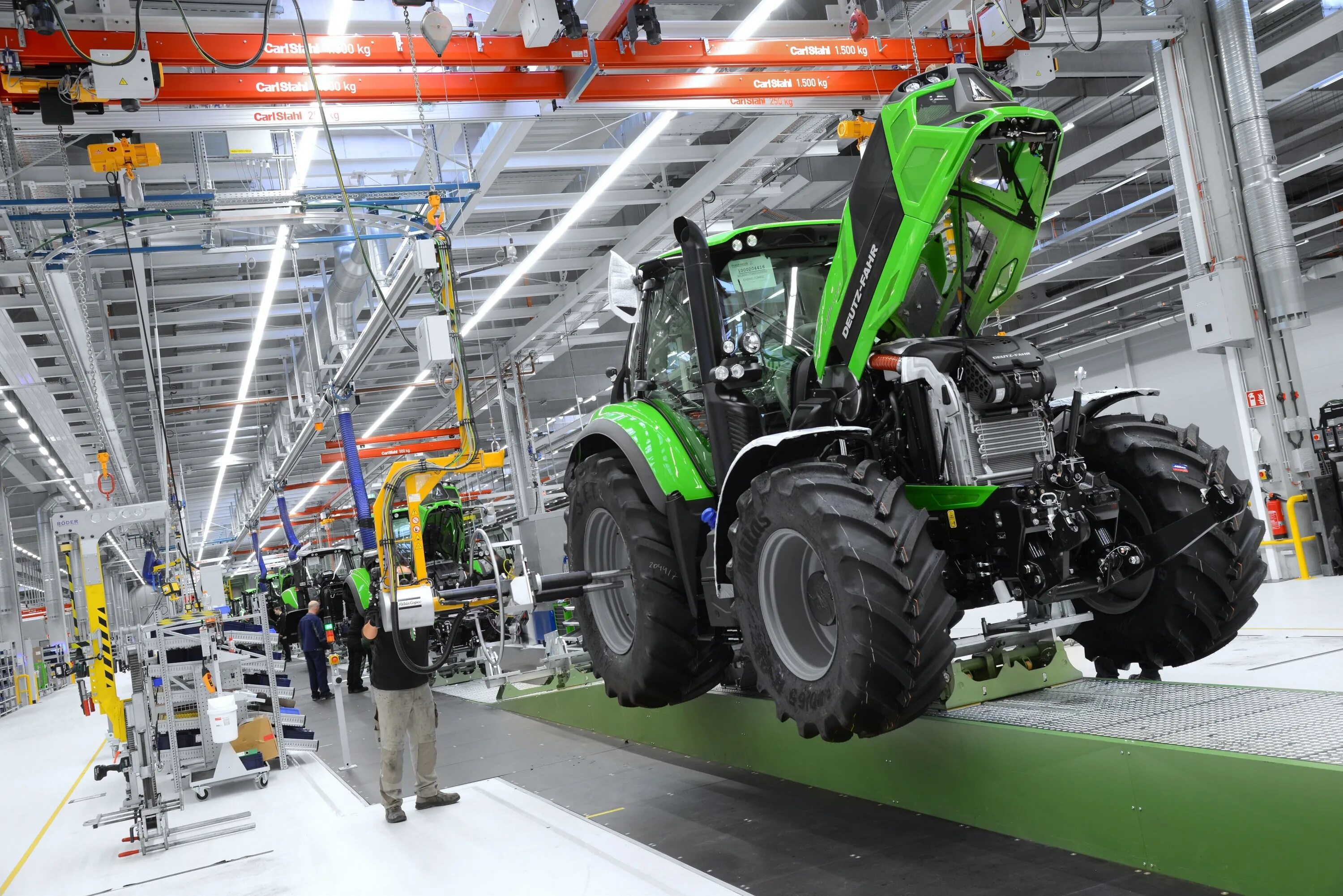 Завод тракторов. Deutz-fahr завод. завод дойц фар. тракторный завод в германии. технологичные тракторы.