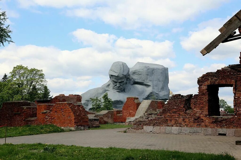 Брестская крепость видео. Брестская крепость Брест. Брест мемориальный комплекс. Брестская крепость мемориальный комплекс.