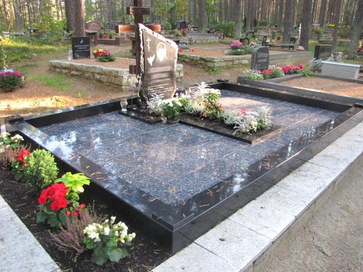 Гранитная облицовка могилы. Благоустройство кладбища. Облицовка могил. Керамогранитная плитка для могилы. Кладбище бесовец благоустройство захоронений.