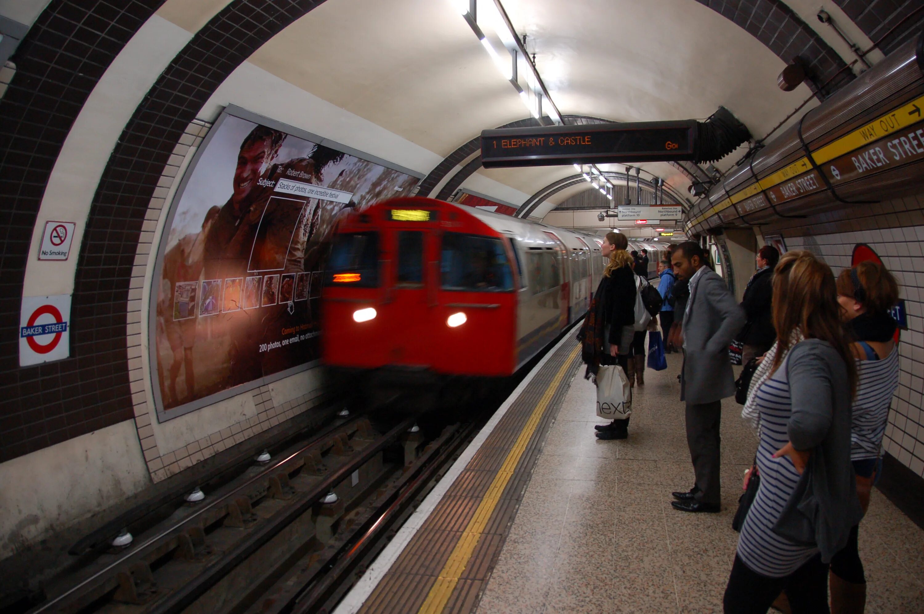 Загруженность метрополитена. Бейкер-стрит (станция метро). Baker Street, Лондон станция метро. Станция Бейкер стрит. Линии лондонского метро.