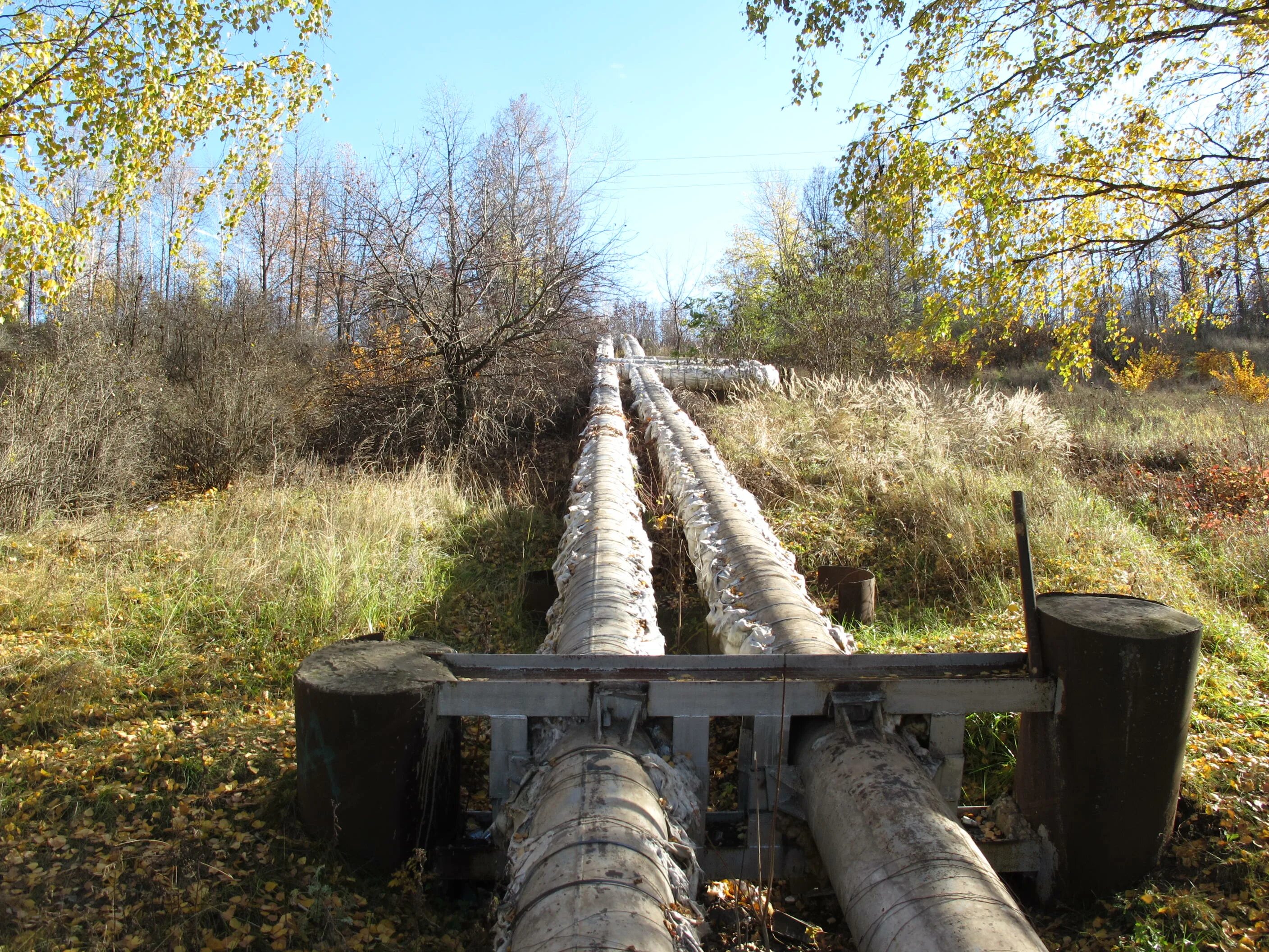 Трубная трасса. Траншея газопровода. Строительство магистральных трубопроводов. Сварка магистральных газопроводов. Водопропускная труба на дороге.