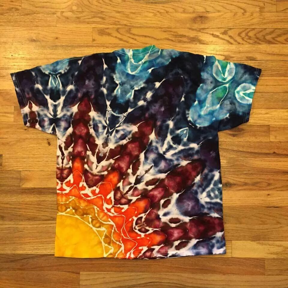 Крашение одежды. Узелковый батик футболка. Tie dye техника шибори. Техника tie-dye. Тай тай окрашивание ткани.