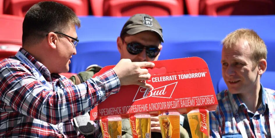 Пиво на стадионах. Пиво на стадионах в России. Германия пиво на стадионе. Fra aus Kazahi Cup 2018.