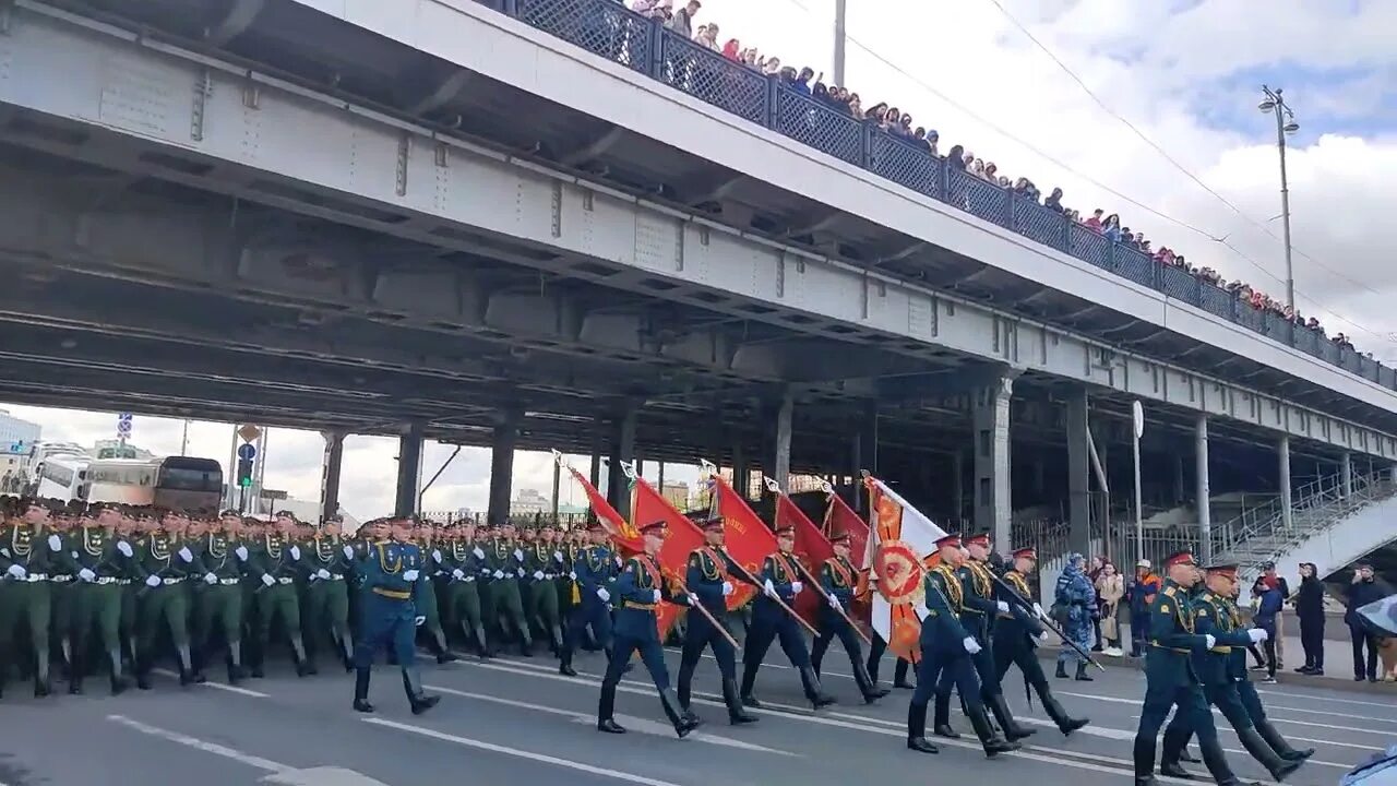 Будет ли парад 9 мая в москве. МВОКУ на параде 2022. Кремлевские курсанты МВОКУ. Генеральная репетиция парада 2022 в Москве. Парад Победы 2020 МВОКУ.