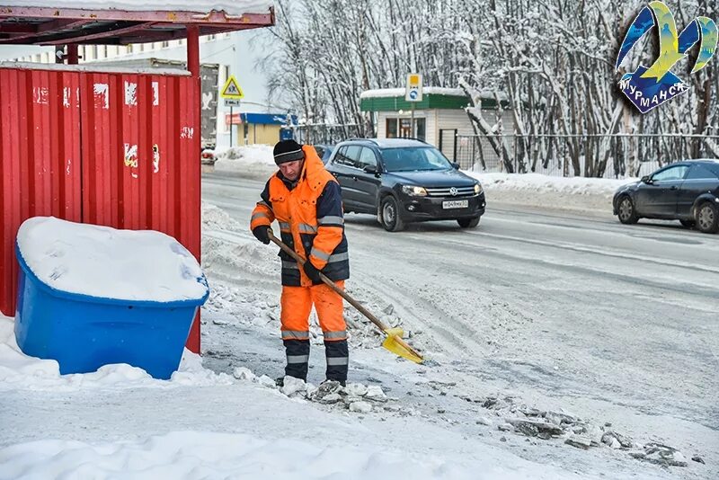 Удх мурманск. Дворник Мурманск. Техника для подметания улиц. Мурманск УДХ Ленинский район.