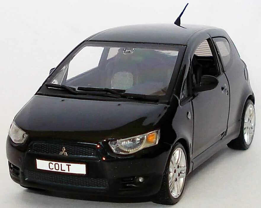 Mitsubishi colt 1. Мицубиси Кольт 3 поколения. Митсубиши Кольт 1,3 2 поколения. Мицубиси Кольт 2 поколение. Митсубиси Кольт 1 поколение.