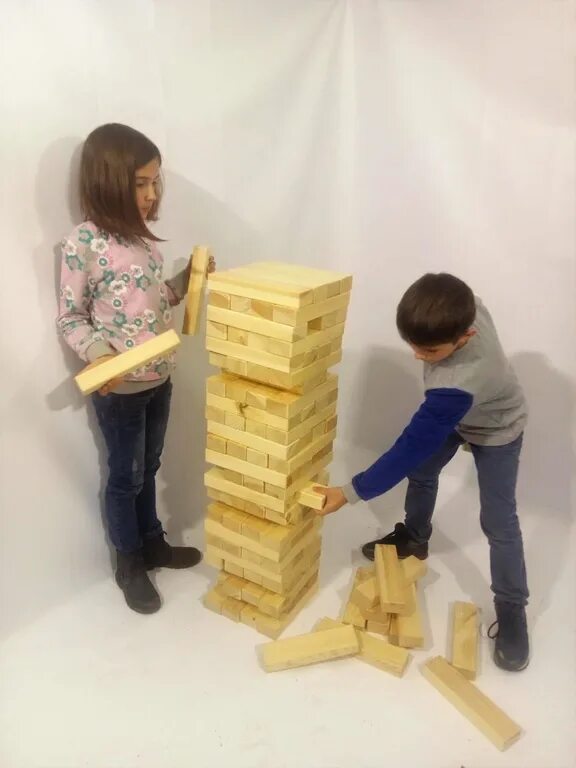 Деревянная игра строим башню. Мега дженга игра. игра из брусочков башня. дженга игра из брусочков. напольный деревянный конструктор для детского сада.