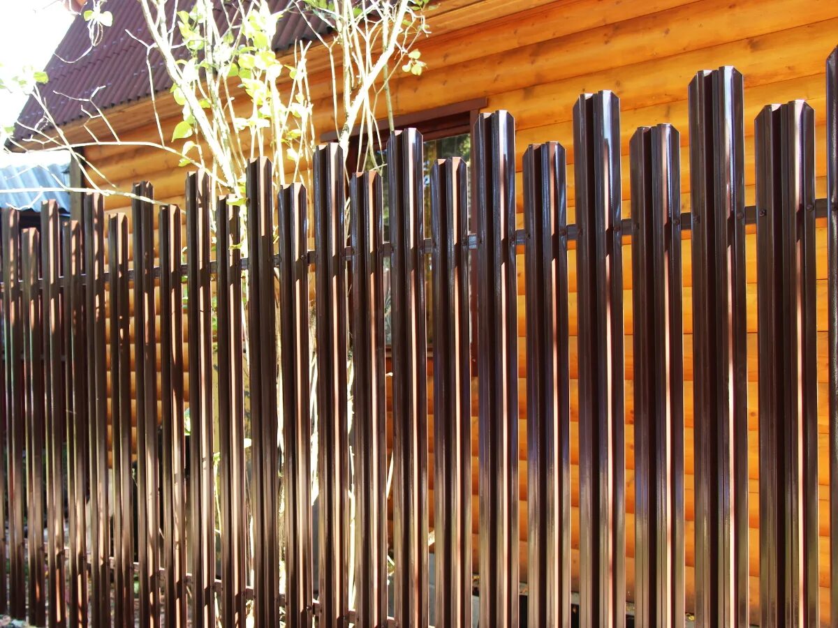 сносят забор. красит забор. забор гуд гиттер. рабочее готового забора. забор на участке с уклоном.