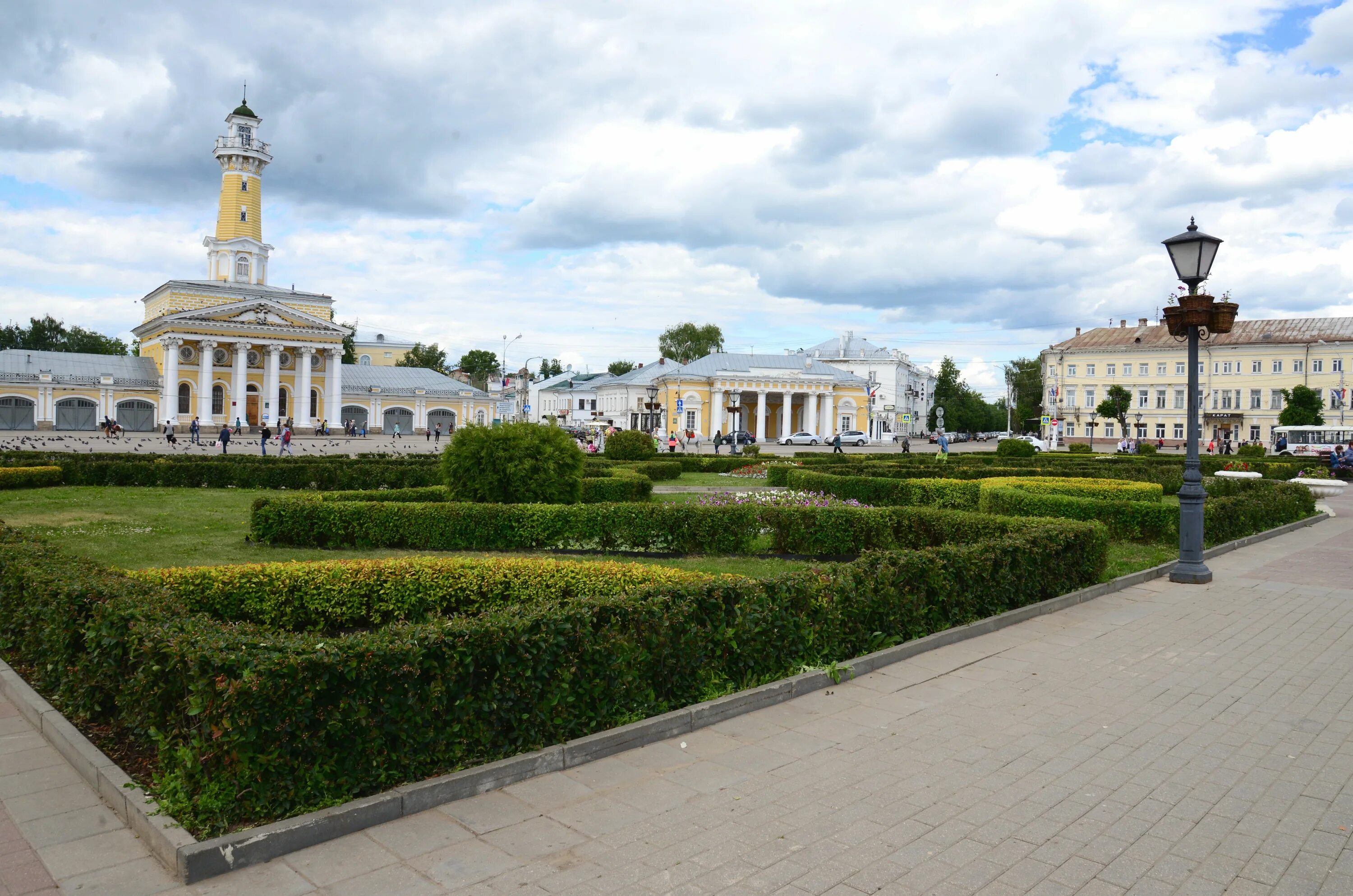 Сусанинская площадь в Костроме. Кострома достопримечательности Сусанинская площадь. Сусанинская площадь в Костроме памятники. Сусанинская площадь Кострома летом.