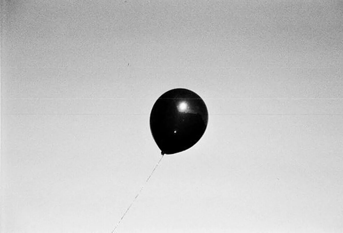 Черный шар на судне. “Черный шар” (the Black Balloon), 2008. Черный воздушный шар. Черные шарики в небе. Шар чёрно белый.
