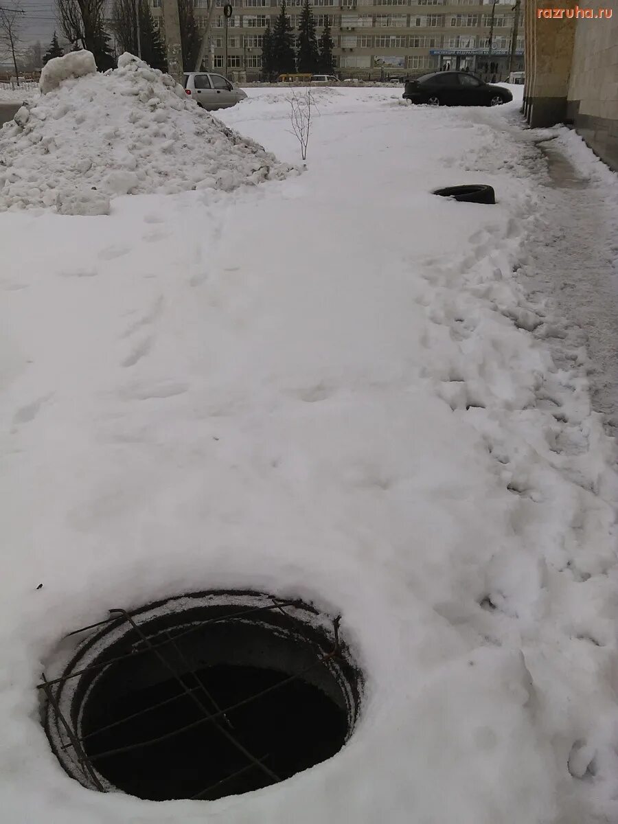 Люк курск. Открытый люк зимой. Открытые люки. Люк зимой под снегом канализационный с отверстиями. Открытый люк под снегом.