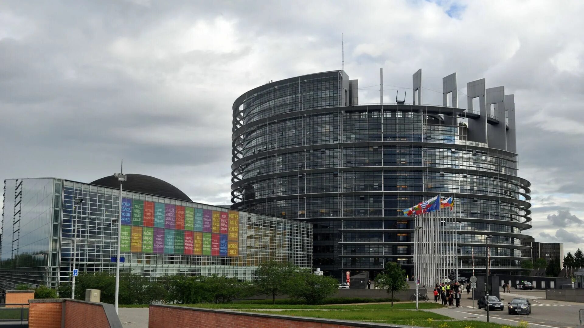 Здание европейского парламента в Страсбурге. Здание Европарламента в Брюсселе. Здание совета Европы в Страсбурге. Здание Евросовета Брюссель.