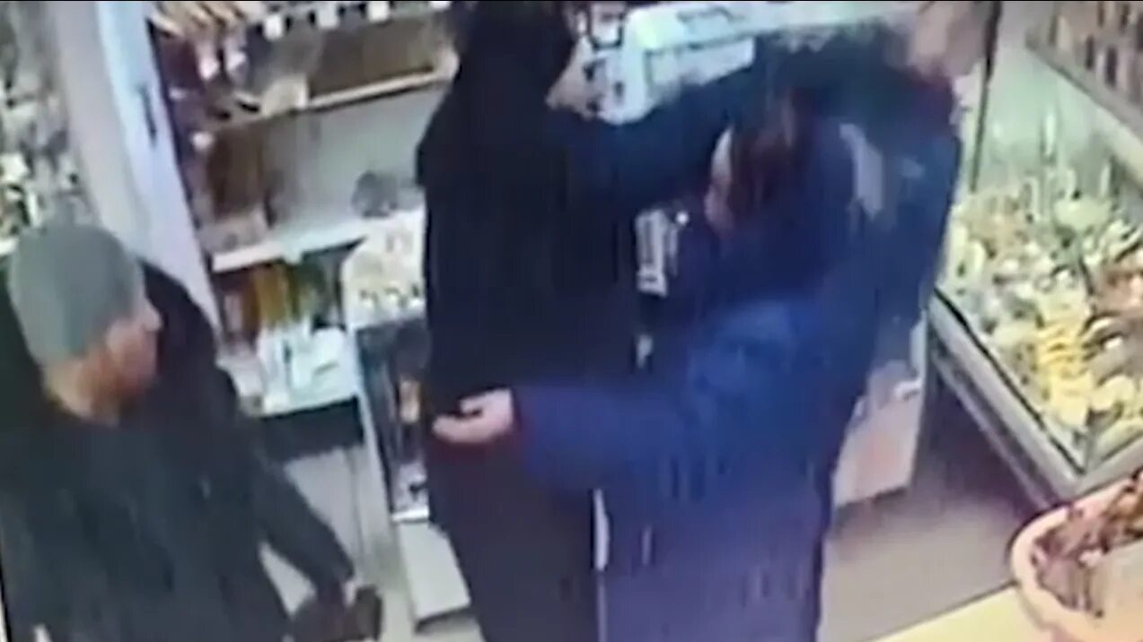 Мужу даю пощечины. Ударил женщину в магазине. Мужчина ударил женщину по голове. Ударил телефоном по голове.