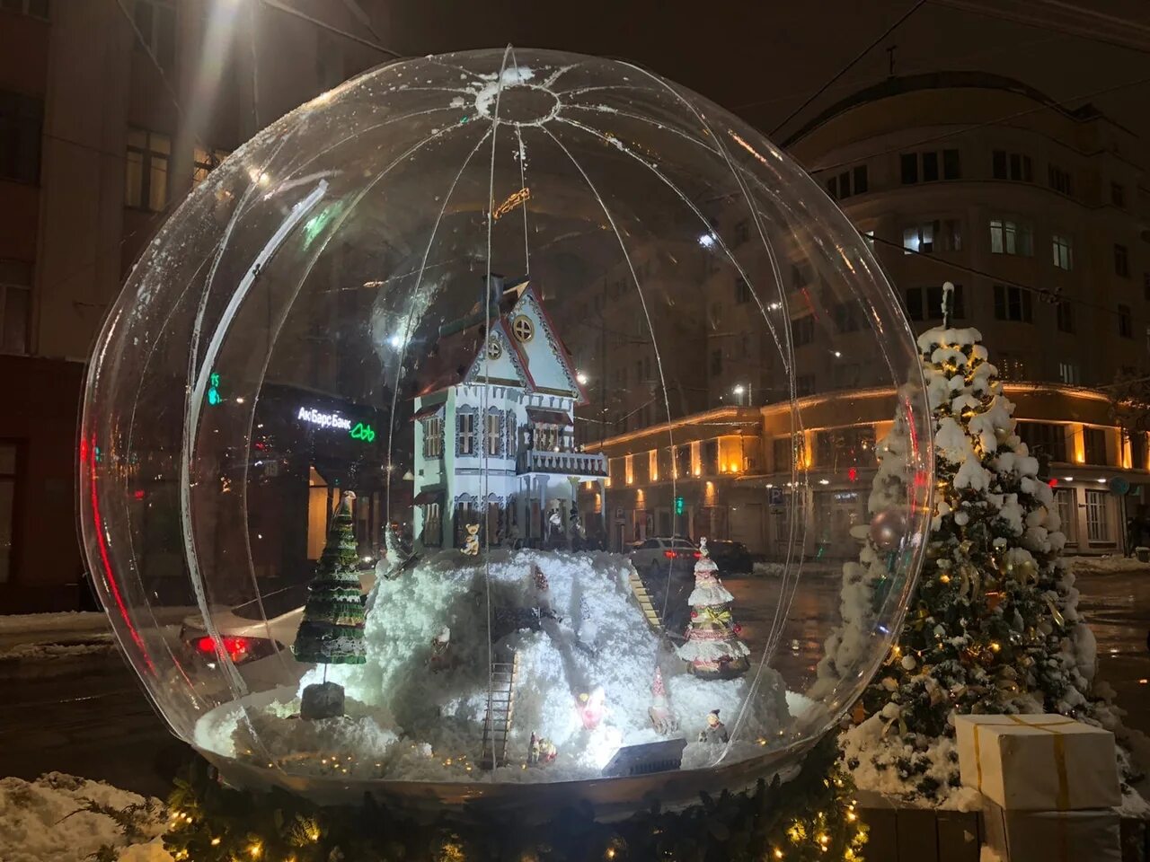 Шары новгород. Огромные новогодние шары. Огромный новогодний шар. Гигантские новогодние шары. Нижний Новгород новый год.