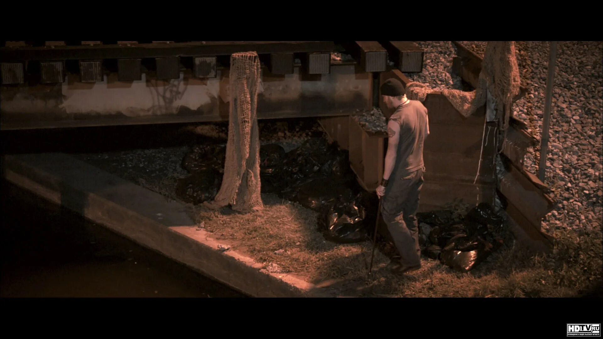 страшные истории от гробовщика. гробовщик с гробом. гробовщик ужасы. фильм про гробовщика 2021. гробовщик ужасы.