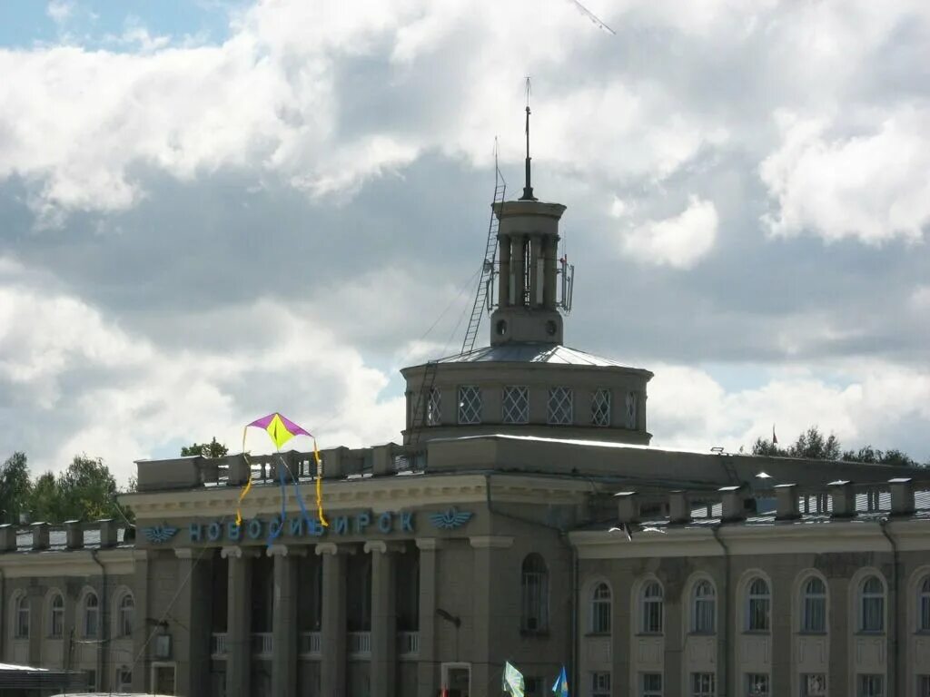 Аэропорт северный новосибирск. Аэродром Северный Новосибирск. Здание аэропорта Новосибирск. Городской аэропорт Северный. Аэропорт 2/2 Новосибирск.