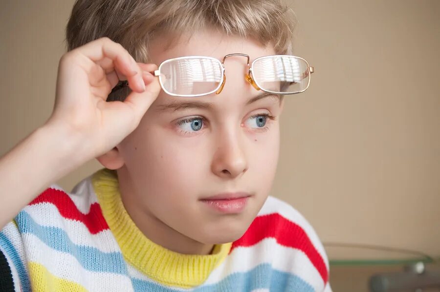 8 лет какое зрение. Дети с нарушением зрения. Зрение у детей. Миопия у детей. Очки для близорукости.