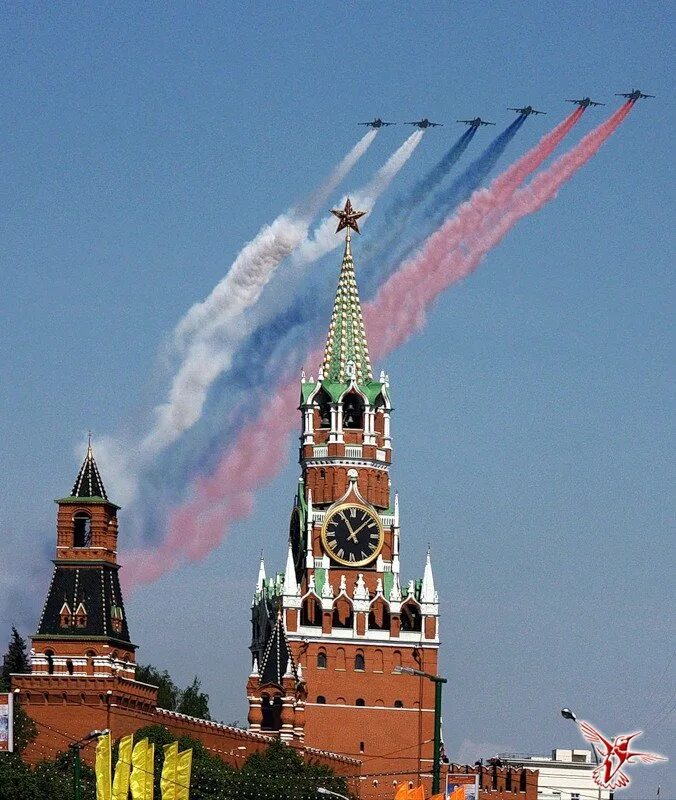 Kremlin 9. Московский Кремль парад Победы. Спасская башня парад Победы. Спасская башня Кремля салют. Салют Победы на красной площади.