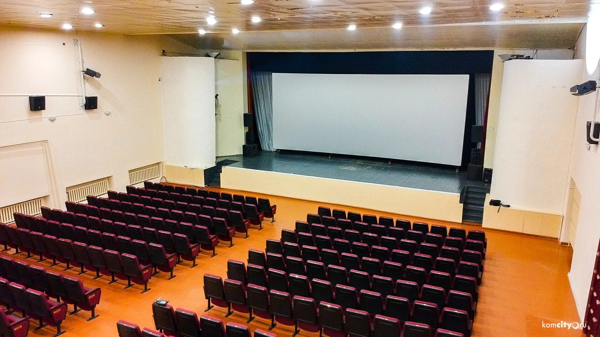 Алмаз кинотеатр комсомольск. Кинотеатр алмаз комсомольск-на-амуре. Дк алмаз лямбирь. Летний кинотеатр металлострой дк. Дк алмаз кинотеатр.