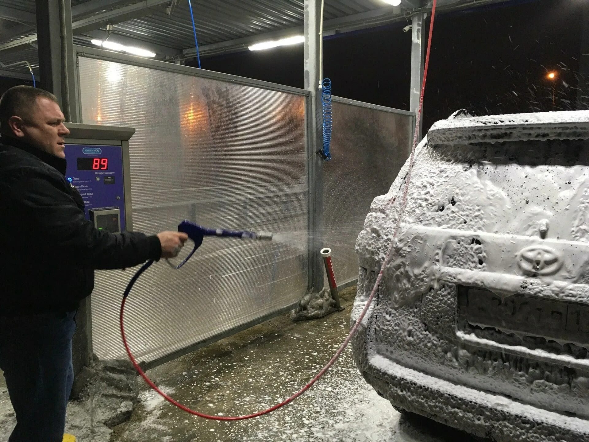 Автомойка самообслуживания зимняя. Мойка автомобиля зимой. Автомойка самообслуживания зима. Машина зима автомойка. Можно мыть машину в морозы