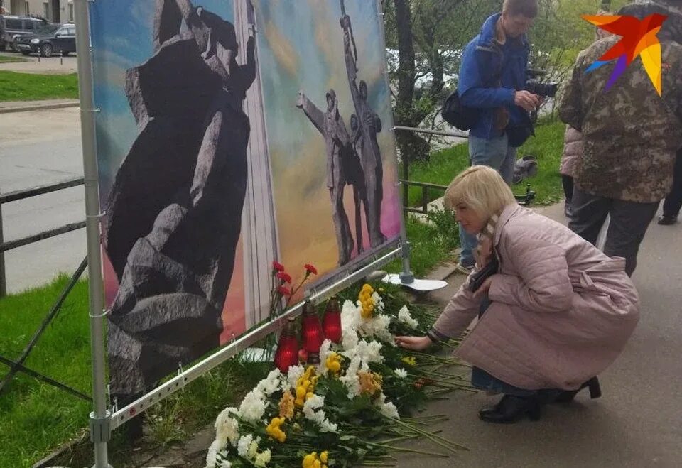 Баннер у посольства Латвии. Монумент защищает ребенка. В Питере несут цветы к посольству Латвии. Акция возле посольства Латвии в Москве 2022г. В риге запретили нести цветы