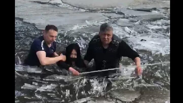 Спасение девушки из воды. Семья в Уссурийске ушла под лед. Мужчина спасает девушку из воды удмурты. Мурад спас девушку из реки. Парень спас девушку крокус