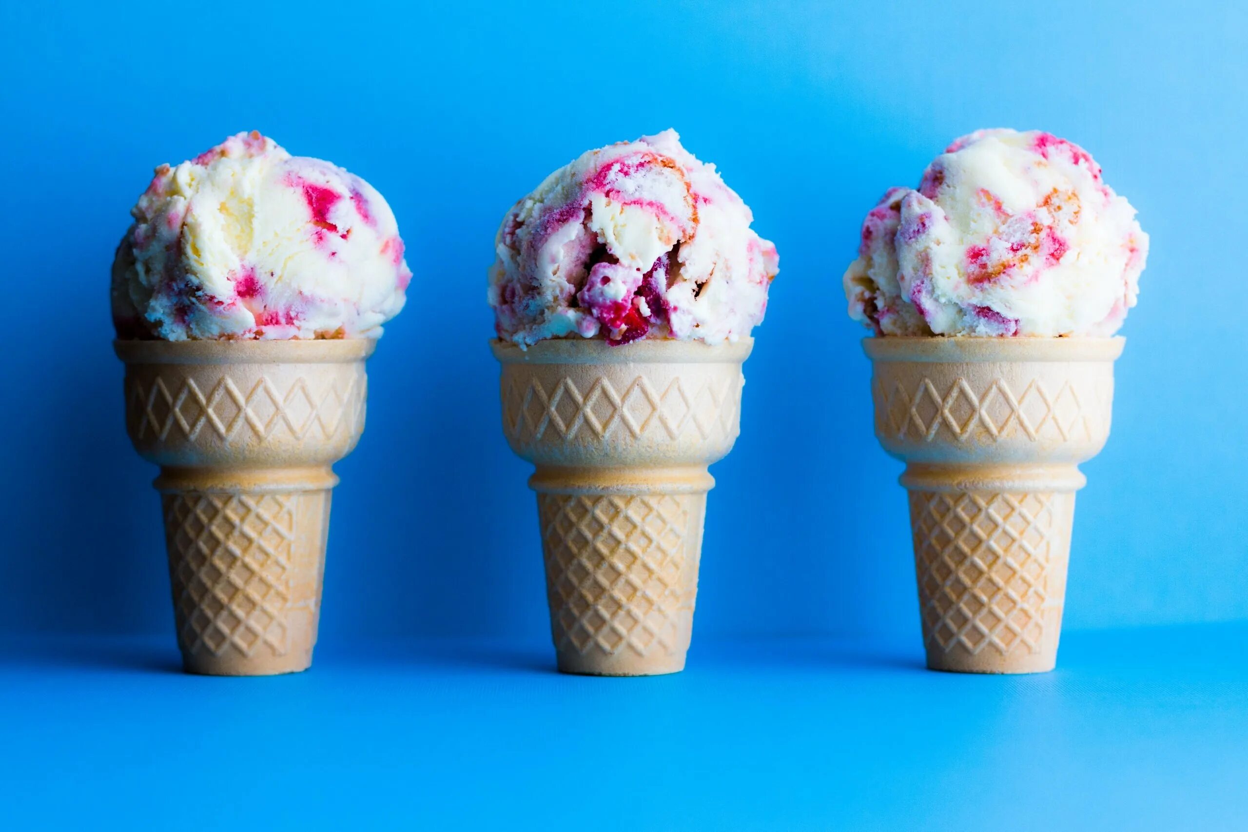 16 мороженых. Айс Крим мороженщик. Красивое мороженое. Мороженое рожок разноцветное. Красивое мороженое в рожке.