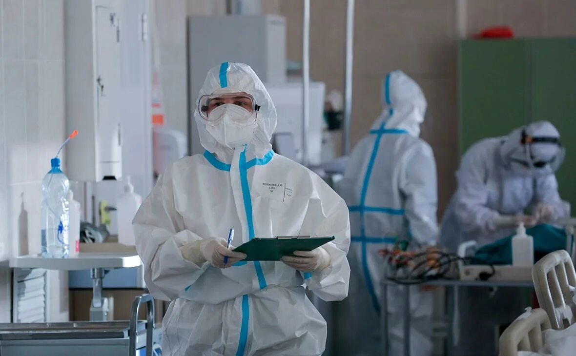 Новый штамм covid 19. Вирусолог в лаборатории. Штаммы коронавируса. Омикрон коронавирус. Дельта штамм коронавируса.