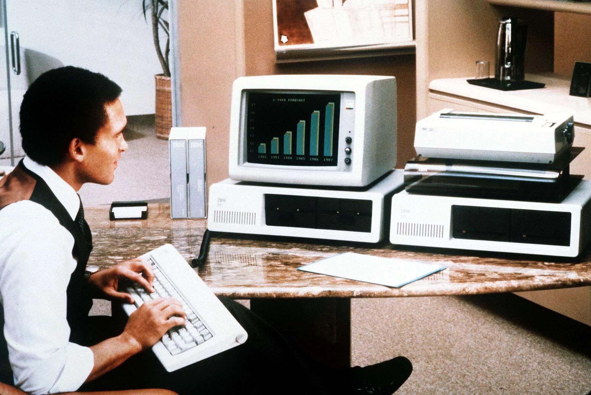 IBM Computer 80s. Компьютеры 80-х. Компьютер 1980 года. Персональные компьютеры 80-х.
