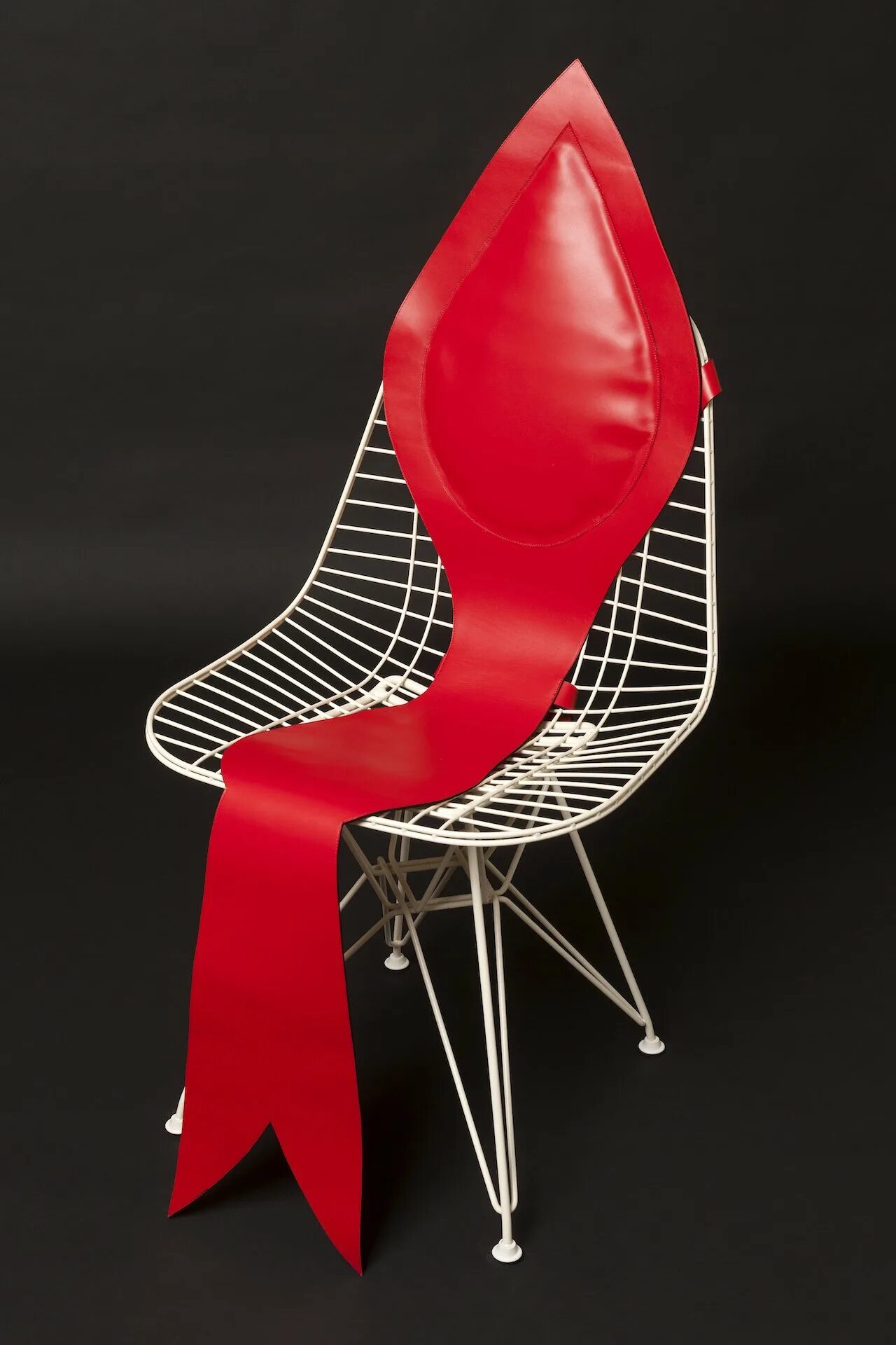 Стулья оригинальной формы. Стулья необычной формы. Оригинальный стул в москве. Стул из дерева суар. Креативная дизайнерская мебель.