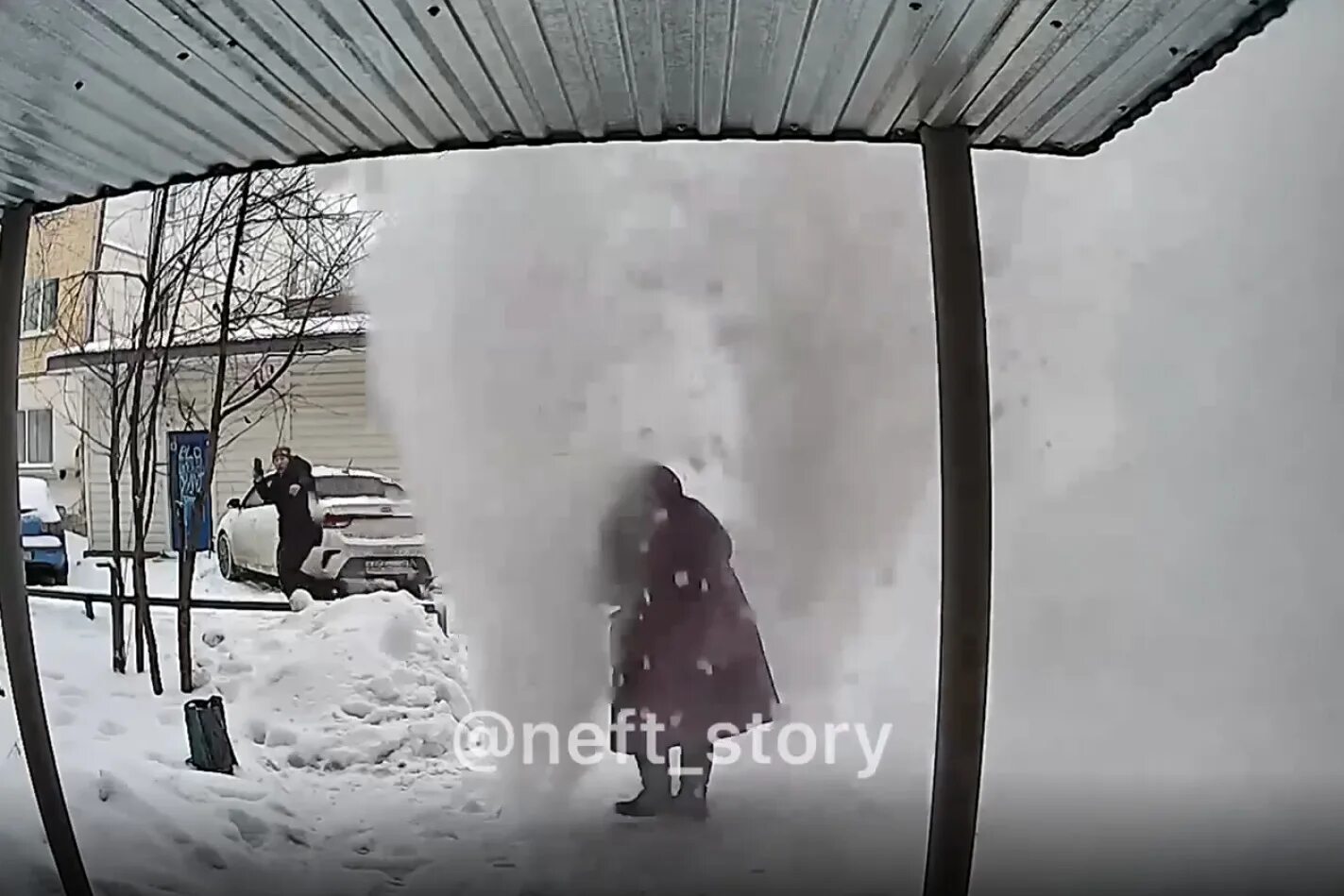 головой в сугроб. под упал в снег. под упал в снег. снег. чистильщик снега.