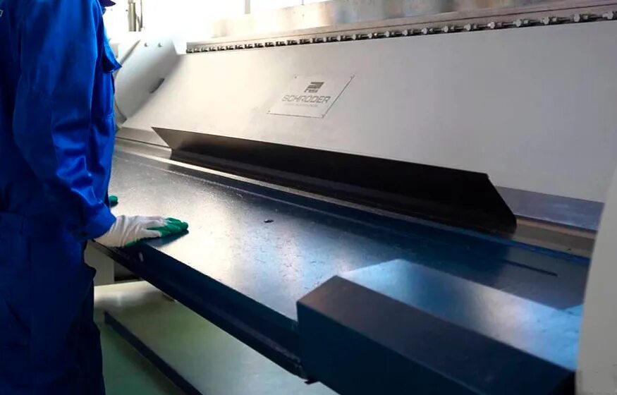Гибка элементов. Листогиб электромеханический schechtl cnc 250 max. гибка листового металла. гибка листа металла. радиусная гибка листового металла.