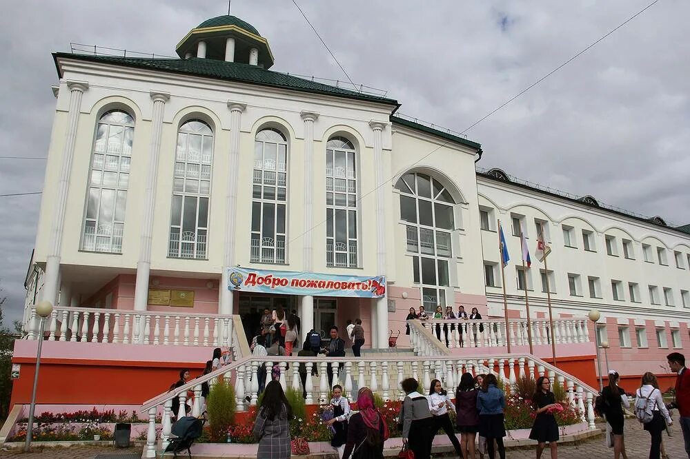 Гимназия якутск. Городская классическая гимназия г Якутск. Школа ГКГ Якутск. Гимназия 8 Якутск.