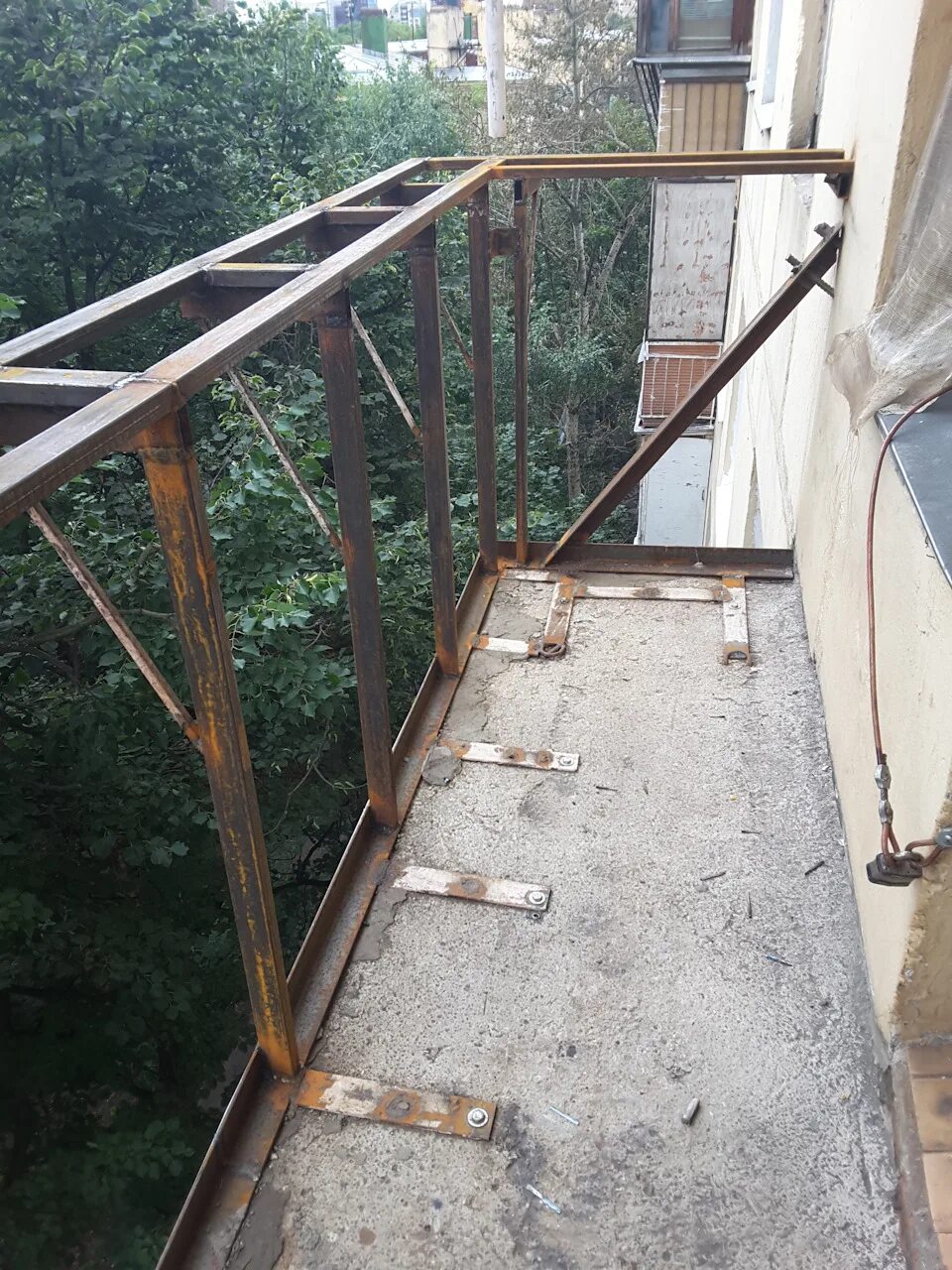 Балкон с выносом. Каркас балкона. Металлический балкон с выносом. Каркас балкона с выносом.