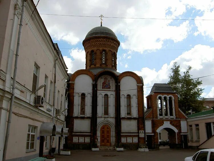 Иверская община сестер милосердия в москве. Иверский храм на полянке. Иверская община полянка. Храм иверской иконы божией матери москва. Храм иверской иконы божией матери на полянке.