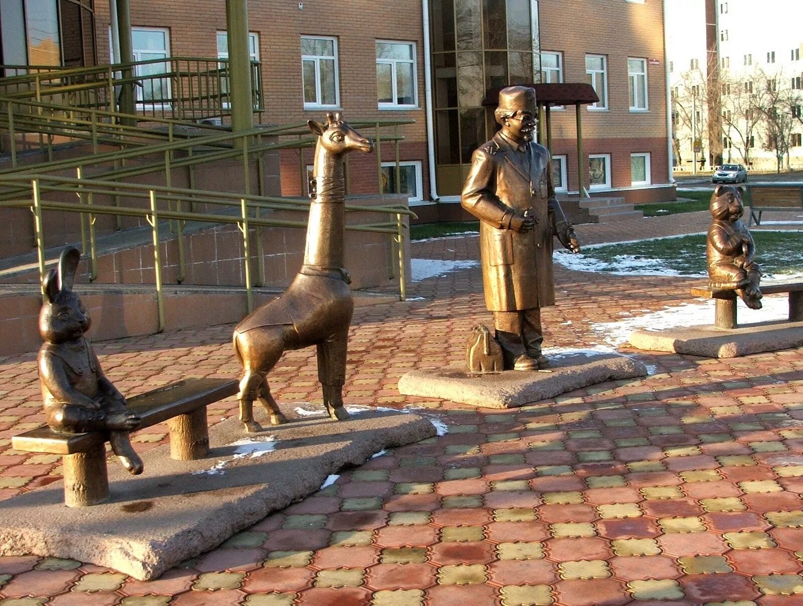 Абакан детская. Памятник Айболиту в Абакане. Скульптура доктор Айболит Абакан. Памятник в Абакане доктор Айболит. Скульптура скульптура доктор Айболит в Абакане.