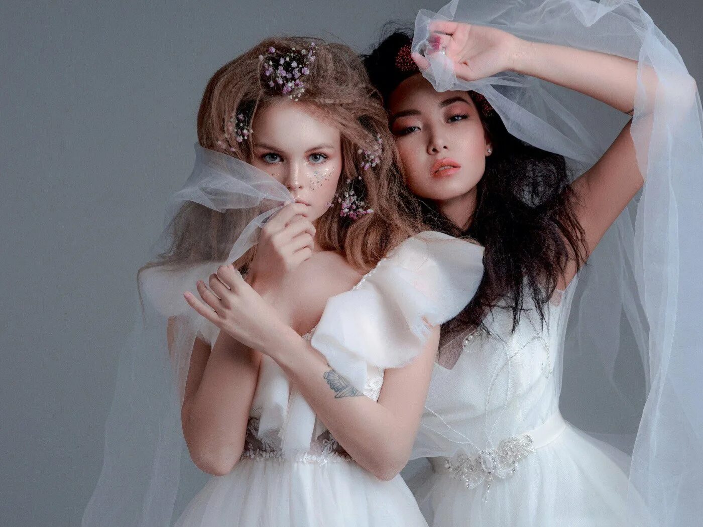 свадебная фотосессия с друзьями. фотосессия с сестрой свадьба. свадьба близнецов. две девушки в свадебных платьях. свадьба двух сестер.