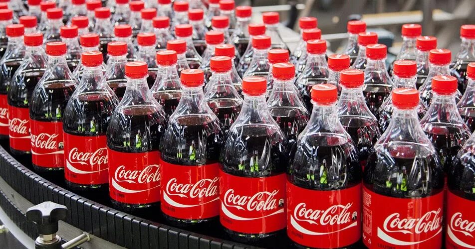 Много колы. Кола много. Кока кола в стеклянной бутылке. Coca cola в стеклянной бутылке. Кока кола на прилавке.