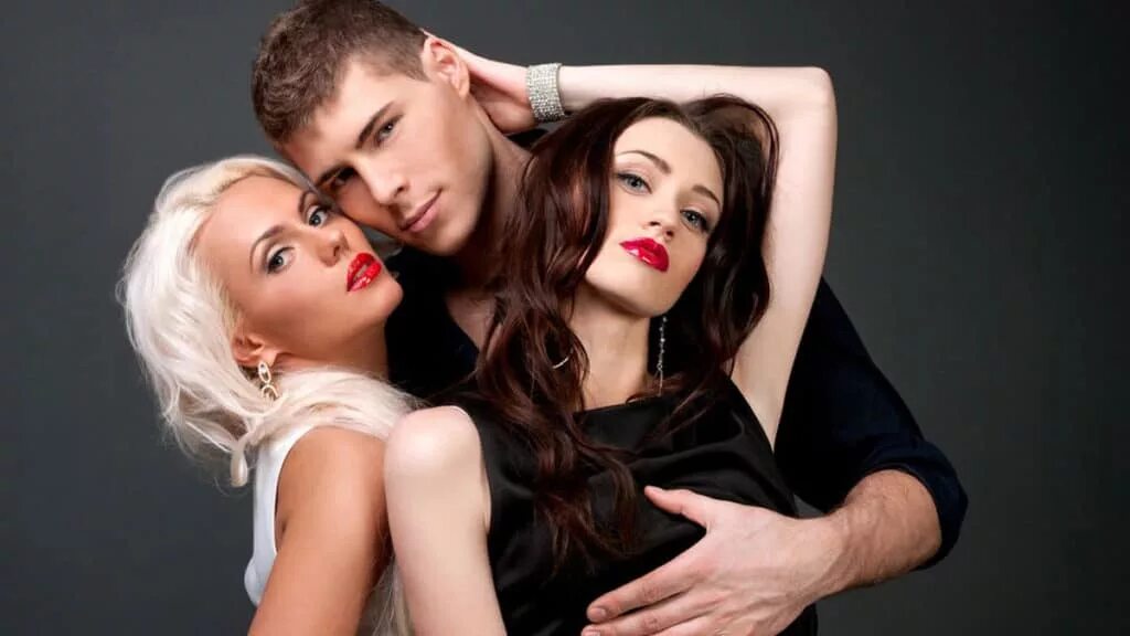 Романтическое свидание. Мужчина и две женщины. Желание мужчины к женщине. Любовный треугольник. Элегантные мужчина и женщина.