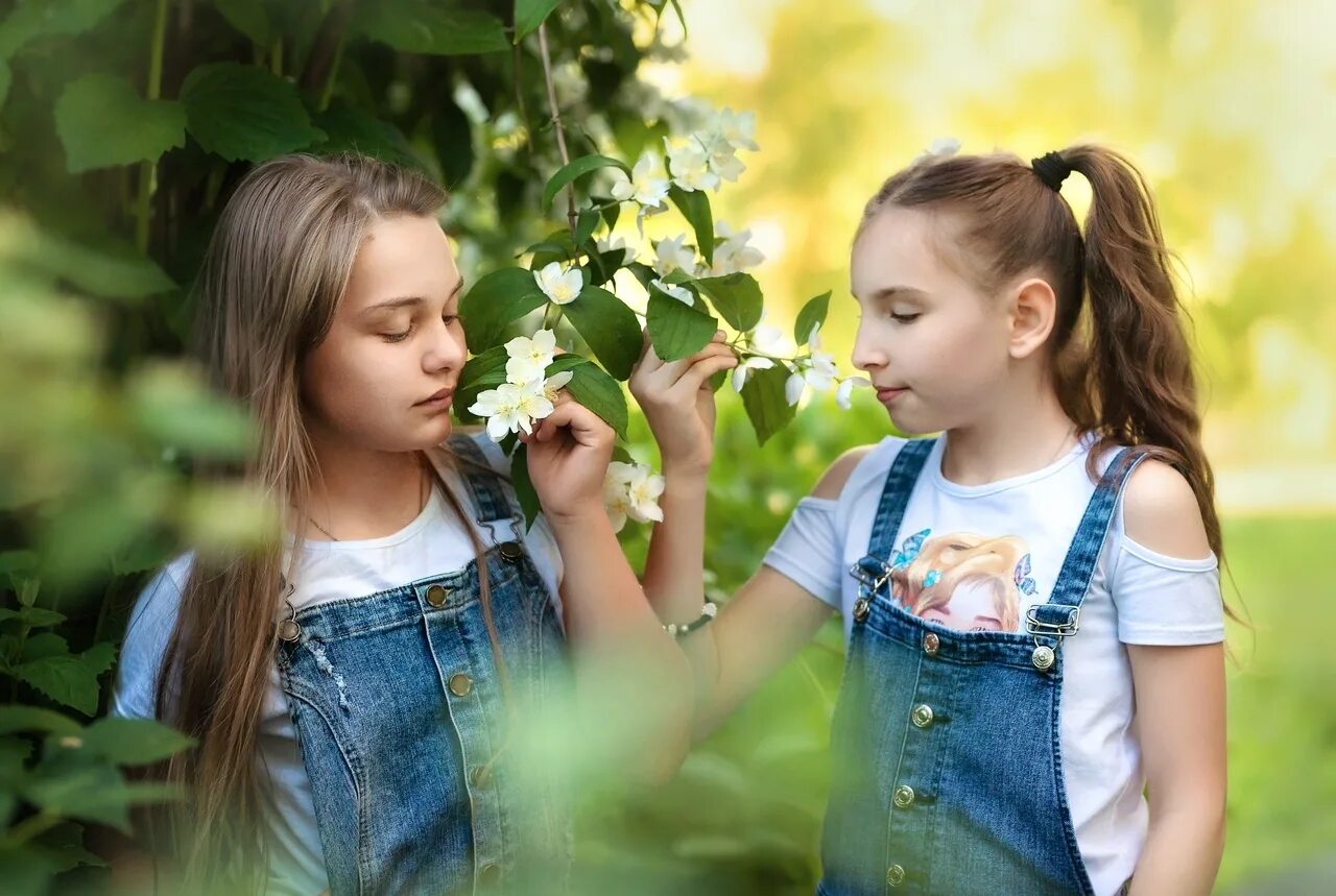 Девушка младше на 6 лет. Ребенок 11 лет. Фото девочки и мальчика 10 лет. Мальчик и девочка 10 лет. Каникулы с девочкой и мальчиком.