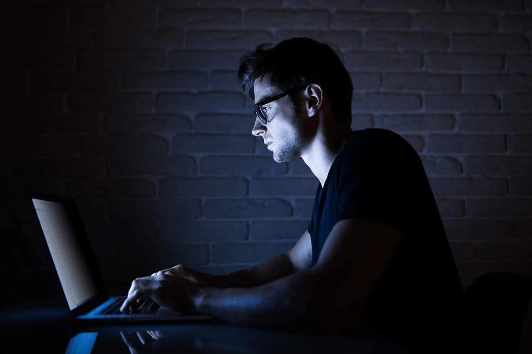 Ночная подработка для мужчин. Человек сидит за компьютером. Парень с компьютером. Человек за компьютером в темноте. Человек перед компом.