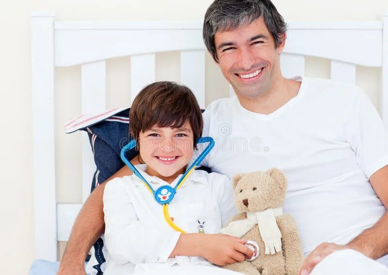 Отец и сын доктора. Папа доктор. Фотография врача отца и сына. Ребенок врач и папа врач\.