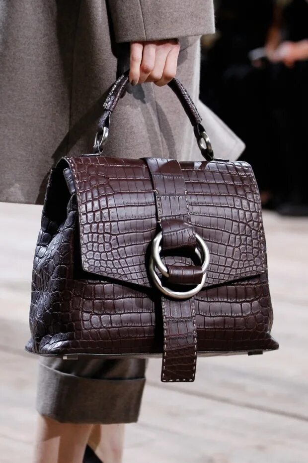 Какая сумка в моде 2025 году. Michael kors осень зима 2025 сумки. сумки hermes модели 2025. michael kors сумки зима 2025. сумка женская 2025 тренд осень кожа.